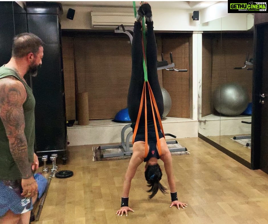 Sushmita Sen Instagram - Canโt change the situationโฆthen, change your perspective!! ๐๐๐ Feet walkโฆ Hand stand!!๐๐โค๏ธ Hawks eyes @shivohamofficial ๐๐ #workinprogress ๐ I love you guys!!! #duggadugga ๐