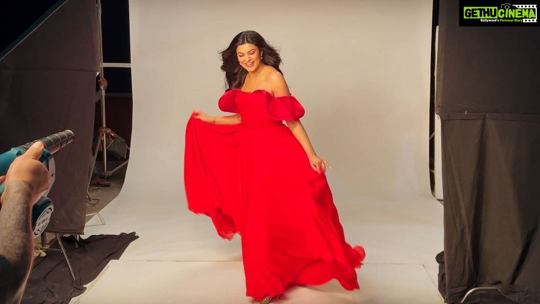 Sushmita Sen Instagram - #abandonment ❤️ And this song!!!! #uffffff 😍🎶 #sharing #thisfeeling #lettinggo #lettingin #yourstruly #duggadugga 🤗😊💋 #happyweekend @subisamuel @danielcbauer @theiatekchandaney #Gemcity 🌈 Song: Tula-Wicked Game 🎶 I love you guys!!!!❤️