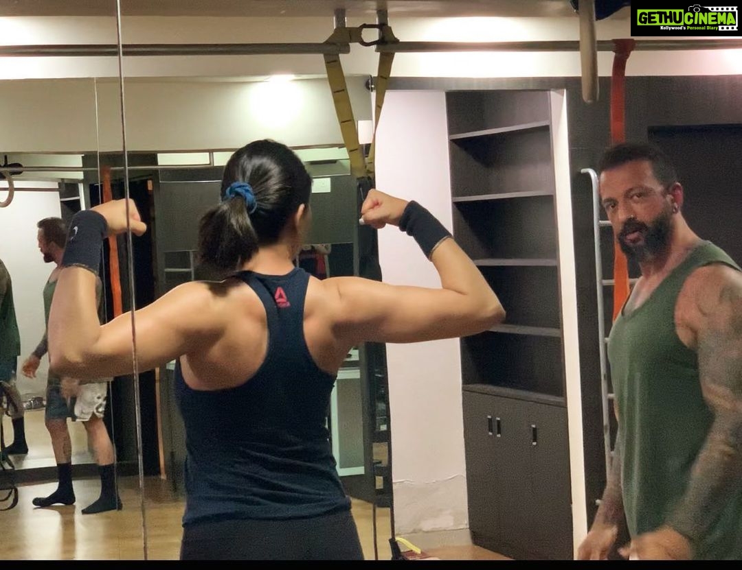 Sushmita Sen Instagram - Look Teacher @shivohamofficial I got muscles!!! πππ» Teacher says, hmmmmmm, itβs all right!!!ππ€·ββοΈπβ€οΈ Yet, I love the proud smile in his eyes!!!ππ€ #gottcha ππ» #workinprogress #strength #form #discipline #inspiration #happiness I love you guys!!! #duggadugga πΆ
