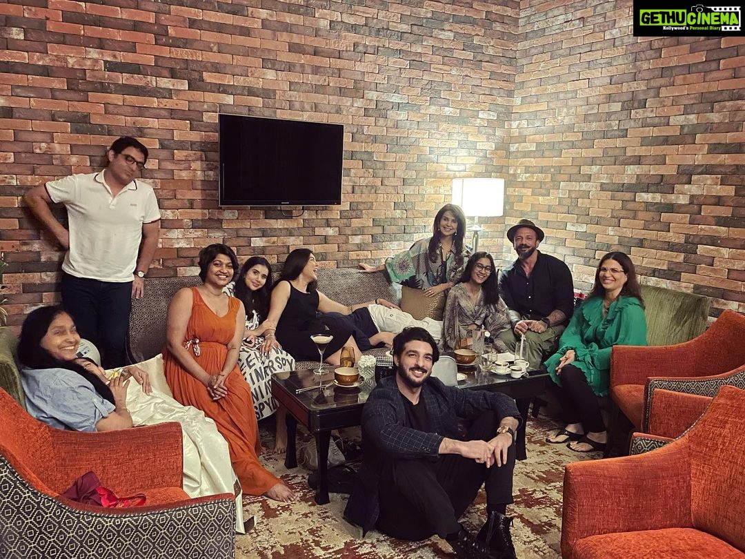 Sushmita Sen Instagram - Thank you Shona @reneesen47 for this wonderful surprise & the memorable evening!!!😄❤️💋 In the company of love, laughter, family & friends…it couldn’t have been better!!!🤗😍💃🏻 #cherished 💋 I love you, #Maa 😍💃🏻 #duggadugga