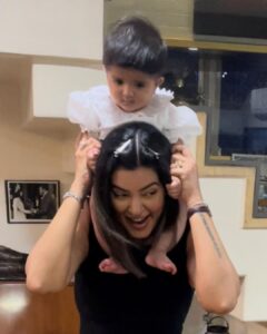 Sushmita Sen Instagram - #buakijaan #VIPMehamaan 😄💋❤️ Ziana Sen comes home to wish her ‘Sexy’ a happy 28 yrs of Miss Universe!!!😄😇🌈❤️ I promise you this romance has only just begun @asopacharu @rajeevsen9 😁💋❤️ Thank you all for the warmest, most loving wishes…I celebrated the day with family, friends & all of you!!!🙏🤗🇮🇳😍❤️ #blessed Thank you for the flowers, the letters, the chocolates…the posts!! 28 years & the love still overwhelms!!!🙏😇🤗❤️😍 MAHAL KITA #philippines 🙏😁🌈 I love you guys!!! #duggadugga 💃🏻💃🏻💃🏻 #MissUniverse1994 #India ❤️