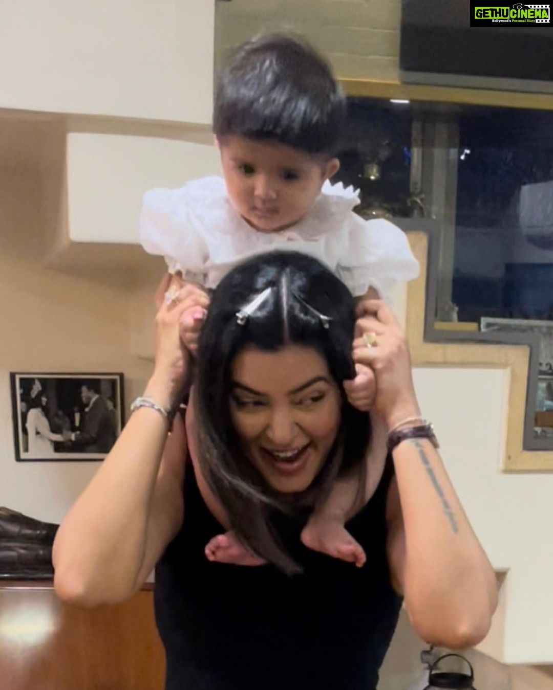 Sushmita Sen Instagram - #buakijaan #VIPMehamaan ๐๐โค๏ธ Ziana Sen comes home to wish her โSexyโ a happy 28 yrs of Miss Universe!!!๐๐๐โค๏ธ I promise you this romance has only just begun @asopacharu @rajeevsen9 ๐๐โค๏ธ Thank you all for the warmest, most loving wishesโฆI celebrated the day with family, friends & all of you!!!๐๐ค๐ฎ๐ณ๐โค๏ธ #blessed Thank you for the flowers, the letters, the chocolatesโฆthe posts!! 28 years & the love still overwhelms!!!๐๐๐คโค๏ธ๐ MAHAL KITA #philippines ๐๐๐ I love you guys!!! #duggadugga ๐๐ป๐๐ป๐๐ป #MissUniverse1994 #India โค๏ธ
