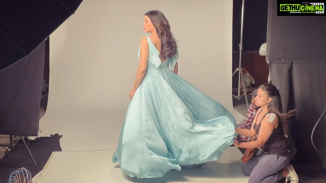 Sushmita Sen Instagram - Always as good as my team!!ππ€β€οΈ Shot another beautiful campaign for Brand #GemCity with my favourite teamβ¦most committed & hardworking people I love!!!πβ€οΈ My gratitude to these happy souls who make my life,work & energy thrive!! ππ»ππ Photographer @subisamuel &Team Stylist @theiatekchandaney & Team Makeup & Hair @danielcbauer &Team #sharing #bts #campaignshoot #happypeople πβ€οΈππ» I love you guys!! #duggadugga π