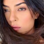 Sushmita Sen Instagram - Fall in love with the one in the mirror, then let love flow from there!!!😍💋❤️ Happy Valentines Day!!! 😀💃🏻🌈 I love you guys!!! #celebrateyourself #loveyourself #shareshare #duggadugga 😁🤗❤️💃🏻
