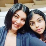 Sushmita Sen Instagram - For kids of ALL ages!!😉❤️🎶 #saturdaynightspecial 😄💃🏻 come on…lots of ‘feeling low’ DM’s in my inbox…time to sing along!!👍 Sometimes all you need is the #monkeyland song!! 😄👊💋 I love you guys!! #smile 😁 Alisah & #yourstruly #duggadugga 🌈
