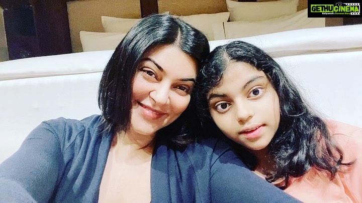 Sushmita Sen Instagram - For kids of ALL ages!!😉❤️🎶 #saturdaynightspecial 😄💃🏻 come on…lots of ‘feeling low’ DM’s in my inbox…time to sing along!!👍 Sometimes all you need is the #monkeyland song!! 😄👊💋 I love you guys!! #smile 😁 Alisah & #yourstruly #duggadugga 🌈