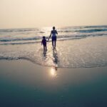 Sushmita Sen Instagram - To know depths, we must be unafraid of the waves!! 👍🤗❤️ Going beyond the surface…A walk to remember💋Alisah & Maa 😇 I love you guys!!! #missedya #duggadugga 😍🌈💃🏻