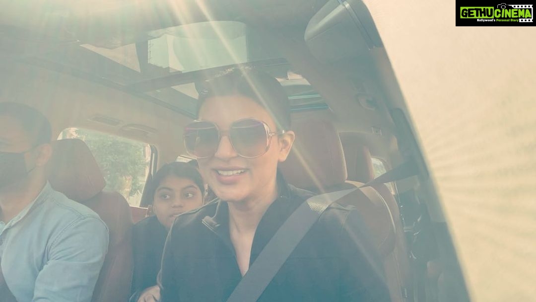 Sushmita Sen Instagram - #lasoledad 🎶😁❤️ A Spanish song I’ve loved since my teenage…and now my teenager sings along with me!!!😇💋 Aah, life comes a full circle!!! May you always find the courage to sing through life’s journey Alisah Shona…This memory I will cherish a lifetime!!!😇😍💋❤️🎶💃🏻#proudmaa @laurapausini YOU ROCK!!!👊❤️ I love you guys!! #sharing #apieceofmyheart #duggadugga #happyweekend 😀🥂🎶🌈