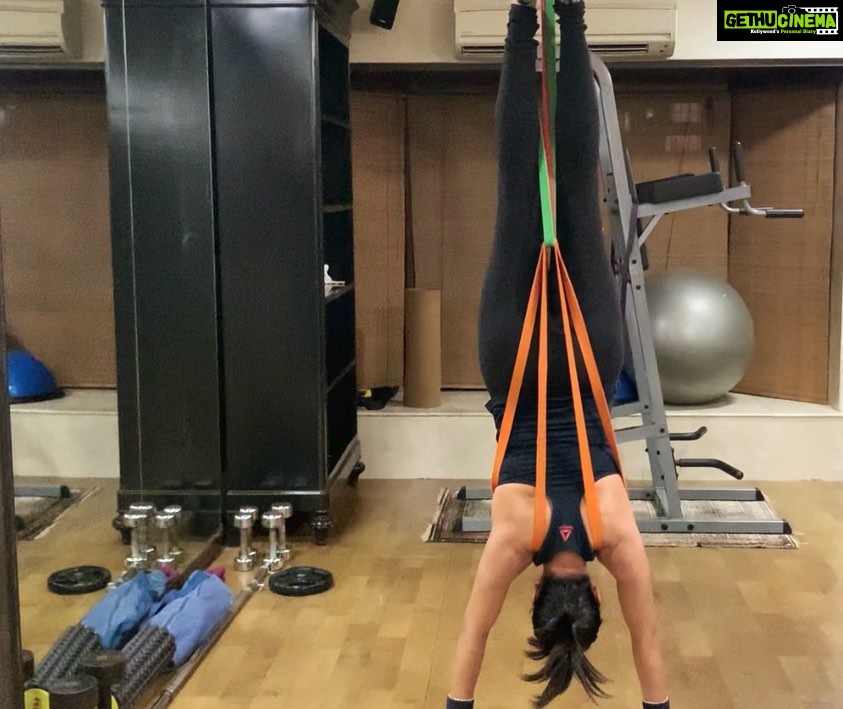 Sushmita Sen Instagram - Canโt change the situationโฆthen, change your perspective!! ๐๐๐ Feet walkโฆ Hand stand!!๐๐โค๏ธ Hawks eyes @shivohamofficial ๐๐ #workinprogress ๐ I love you guys!!! #duggadugga ๐