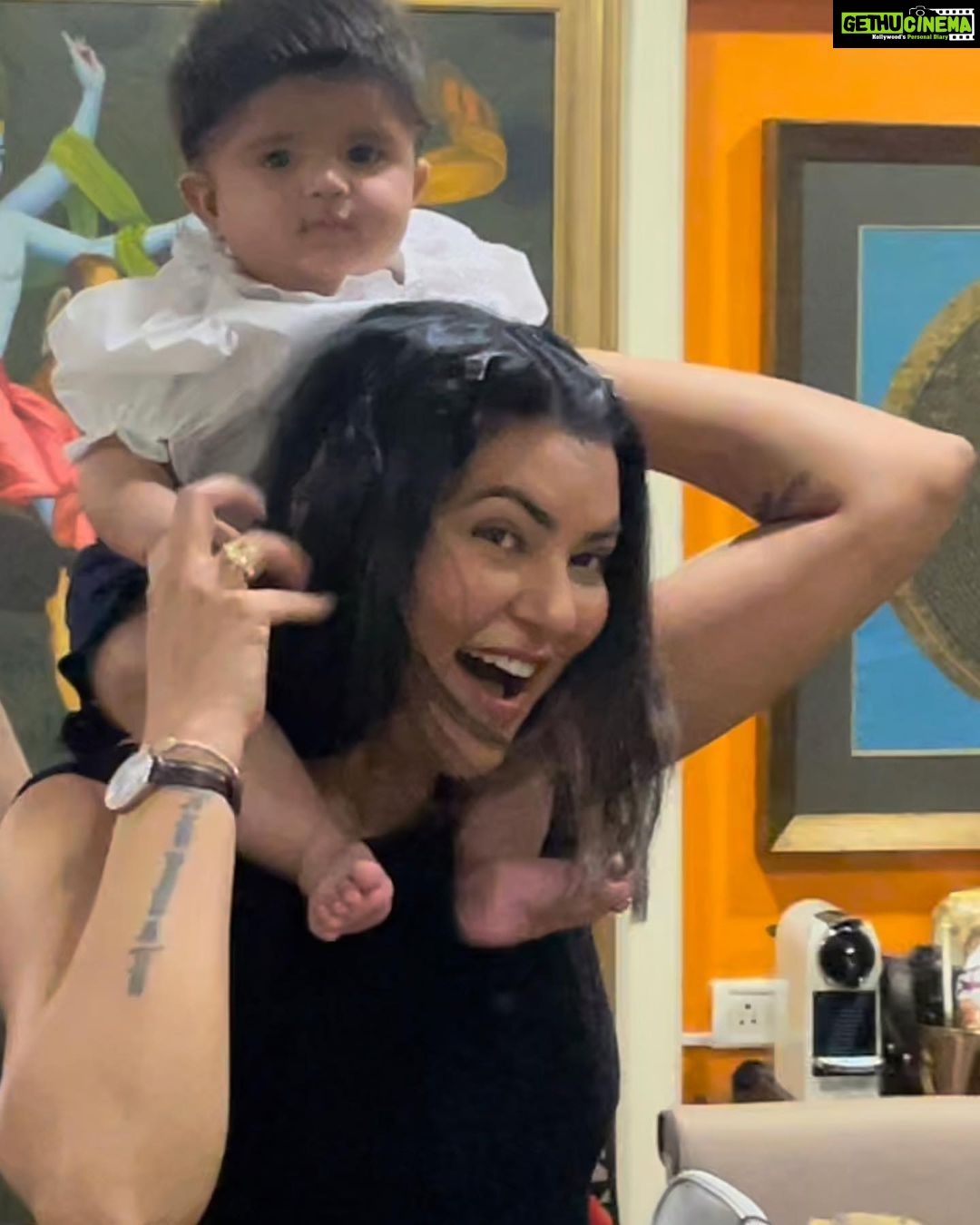 Sushmita Sen Instagram - #buakijaan #VIPMehamaan ๐๐โค๏ธ Ziana Sen comes home to wish her โSexyโ a happy 28 yrs of Miss Universe!!!๐๐๐โค๏ธ I promise you this romance has only just begun @asopacharu @rajeevsen9 ๐๐โค๏ธ Thank you all for the warmest, most loving wishesโฆI celebrated the day with family, friends & all of you!!!๐๐ค๐ฎ๐ณ๐โค๏ธ #blessed Thank you for the flowers, the letters, the chocolatesโฆthe posts!! 28 years & the love still overwhelms!!!๐๐๐คโค๏ธ๐ MAHAL KITA #philippines ๐๐๐ I love you guys!!! #duggadugga ๐๐ป๐๐ป๐๐ป #MissUniverse1994 #India โค๏ธ