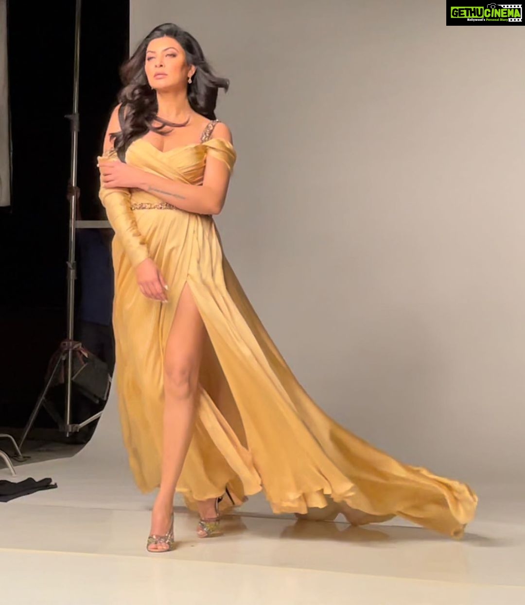Sushmita Sen Instagram - A focused woman in diffused pictures!!! πβ€οΈπ #videograb #onlyforyou π The campaign will be in focus promises @subisamuel πβ€οΈ Kisses @theiatekchandaney @danielcbauer ππ» #sharing #glimpses #GemcityCampaign πΆ I love you guys beyond!!! #duggadugga #happysunday πππ»π