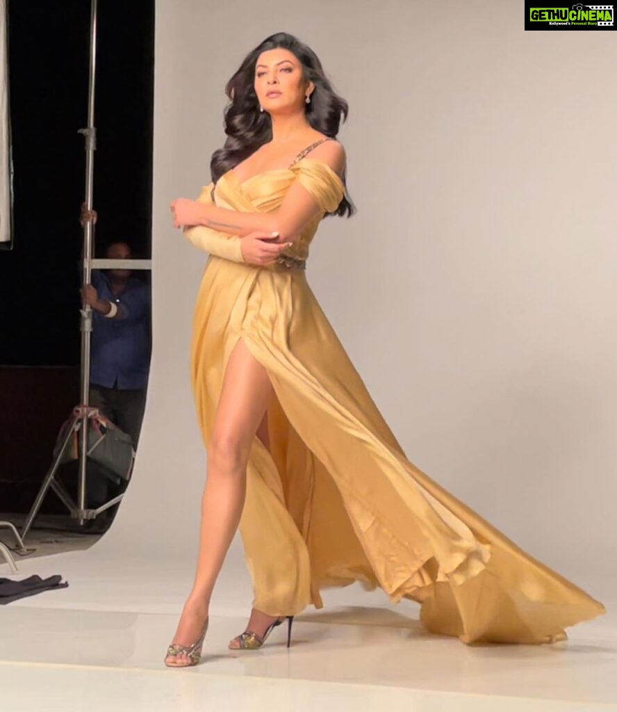 Sushmita Sen Instagram - A focused woman in diffused pictures!!! 😄❤️💋 #videograb #onlyforyou 😉 The campaign will be in focus promises @subisamuel 😄❤️ Kisses @theiatekchandaney @danielcbauer 💃🏻 #sharing #glimpses #GemcityCampaign 🎶 I love you guys beyond!!! #duggadugga #happysunday 😁💃🏻🌈