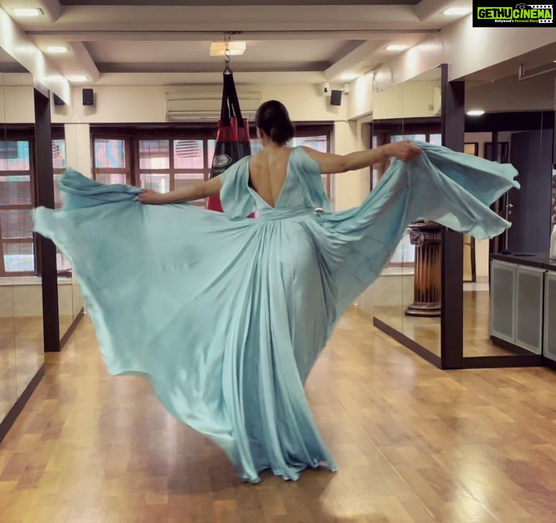 Sushmita Sen Instagram - A dress trial with my favourite person & stylist @theiatekchandaney ππβ€οΈπ she makes me love every moment of an otherwise crazy dayβ¦sharing the fun!!!ππππ» love you Theia!!! Picture courtesy: Ace photographer @reneesen47 ππ I love you guysβ¦beyond!!!π€ππ» #duggadugga #happysunday π