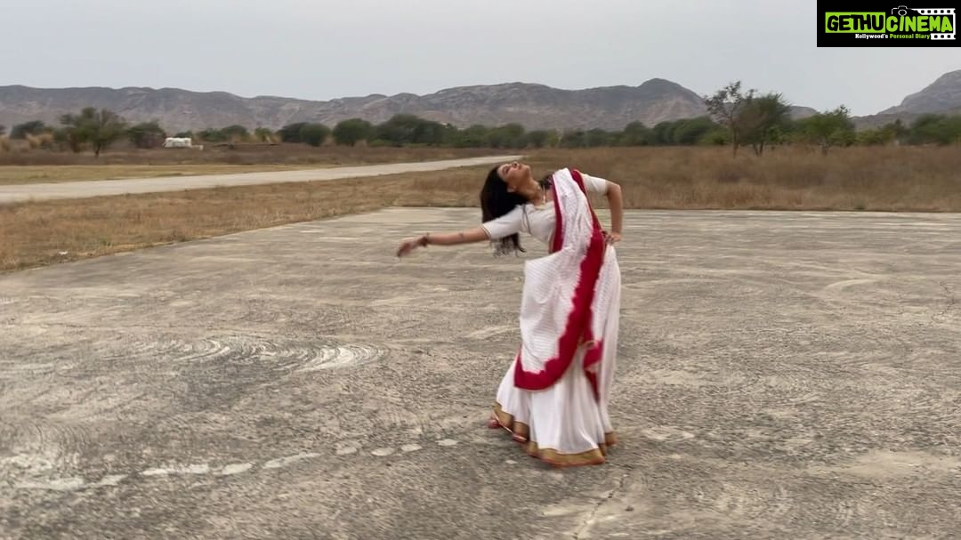 Sushmita Sen Instagram - #whirlingSen ❤️ The very first time I heard #digambar a truly hypnotic song from the soundtrack of #aarya2 This was me…completely in love!!😍😄🎶 I am a fan @vishalkhurana_ 🤗❤️ Your music is as pure & gracious as you are!! Thank you for rocking both seasons of AARYA!!!👏😊💃🏻 The beautiful landscape of Rajasthan…this gorgeous interpretation of Rajasthani Poshak by the incredibly talented @theiatekchandaney & this powerful song!!!🤗👏❤️ #magical #sharing #btsaarya #memories #cherished 💃🏻 @rohit_bhatkar @shivikafacepaint ❤️ I love you guys!!! #duggadugga 😁💋🌈