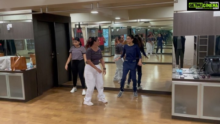 Sushmita Sen Instagram - A fabulous teacher @urmillathakkar22 shows her students Alisah & @reneesen47 not just the steps but the energy she wants in them!!👏😁😍❤️🎶 I love how unique my babies are even when they practice the same steps!!!💋 Well done Urmilla!!! Dancing feet…happy hearts!!! 😀💃🏻🌈 #sharing #energy #love #pride #discipline #daughters #sisters #teacher #dancinghearts 🤗💃🏻💋 I love you guys!!! #duggadugga ❤️