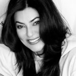 Sushmita Sen Instagram - Life may not be all black & white…but hey, you can always capture a moment in it!!!😉❤️💃🏻 #happyweekend in color!!! 😄💋 I love you guys!! #duggadugga 🌈