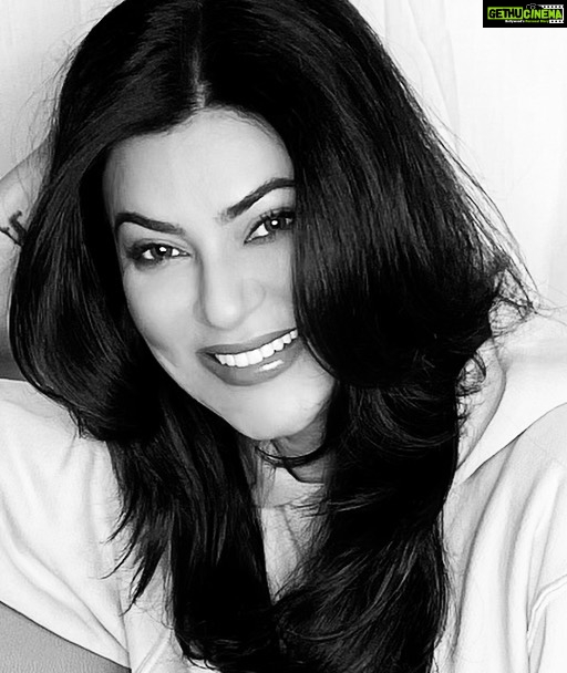 Sushmita Sen Instagram - Life may not be all black & white…but hey, you can always capture a moment in it!!!😉❤️💃🏻 #happyweekend in color!!! 😄💋 I love you guys!! #duggadugga 🌈