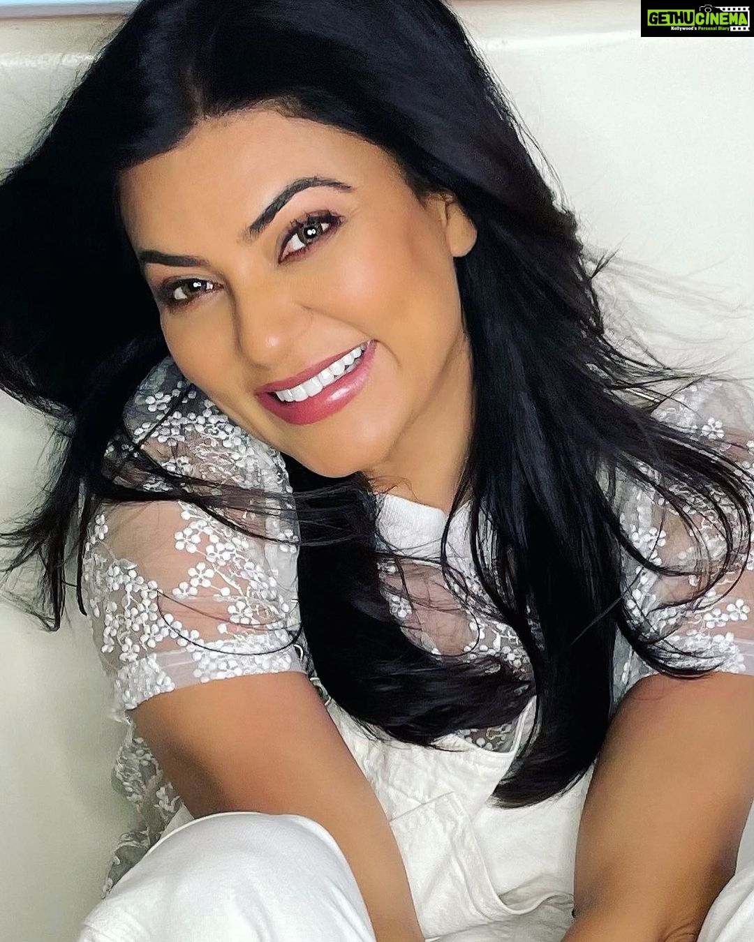 Sushmita Sen Instagram - A girl loves compliments!!!๐๐โค๏ธ๐ค And boy, my timeline is blessed with an avalanche of those!!!๐๐๐ป๐ Thank you beautiful people for being a part of my life & for believing in my journey!!!๐๐โค๏ธ 2021 has been a gratifying yearโฆwith its delicious ups & downs (a graph called life).๐๐ As we near the end of this yearโฆI feel renewed, with a deep sense of gratitudeโฆfor all the goodness that has touched my life!!๐คโค๏ธ๐ YOU are a BIG part of it!!๐ I love you guys!! Look forward to an incredible 2022โฆA year of beautiful manifestations!!! Stay positiveโฆhopeful & happy!!! #itsallhappening for you & not to you!!!๐๐ค๐โค๏ธ #sharing #noteofgratitude #love #belonging #happiness ๐๐๐ป๐ #duggadugga