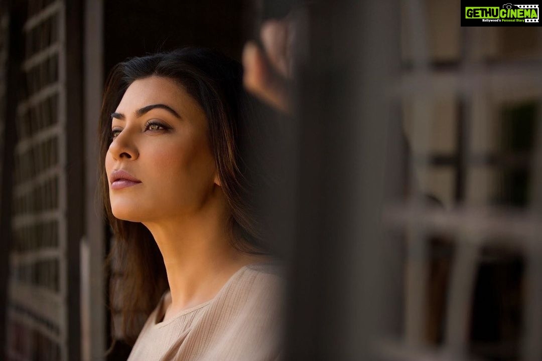 Sushmita Sen Instagram - Life has a way of teaching us the good and bad…And very often what starts off as a weakness overtime becomes a strength!!! 👊🤗❤️ In Aarya’s case, her family was what her enemies thought was her greatest weakness, but Aarya turned that #WeaknessIntoStrength ❤️ I invite you to share a moment/ time in your life where a weakness became something you channelised into a strength and today is a driving force behind your success and happiness!! 👍😊💃🏻 #shareshare 😇 I love you guys!!! #duggadugga #AaryaIsBack #AaryaSeason2 #10thdecember @disneyplushotstar 🌈💃🏻💋