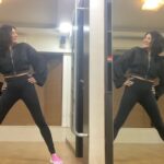 Sushmita Sen Instagram - On your mark…get set… GO GO GO!!!!😄👊❤️ #stretch #open #breathe #hold #repeat 😁💃🏻 #happiness #2022 🎶❤️😄💃🏻 I love you guys!!! #duggadugga 🌈