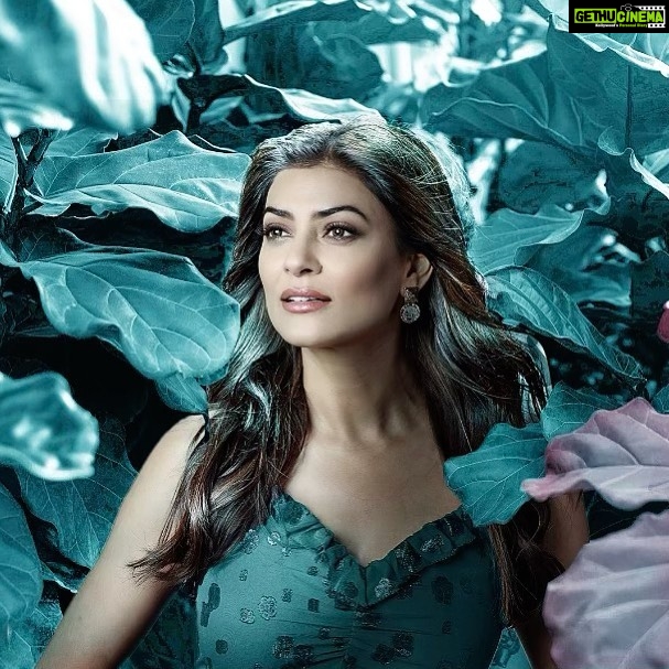 Sushmita Sen Instagram - To looking forwardβ¦to living a life of love & lightβ¦to sharing our blessings!!!ππ€β€οΈπ Happpyyyyyy Diwali to you & all your loved ones!!!ππππ» To prosperous times ahead!!! #lightitup #duggadugga πππ»π₯° Alisah, @reneesen47 & #yourstruly π I LOVE YOU GUYS!!!!β€οΈππ»β€οΈ