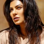Sushmita Sen Instagram - #breakinginertia 👊 When the body begins to fight with itself, it’s time to #detox …Inside & out…people & things…feelings & cluttered memories…detox it all…letting go of everything that’s outlived its purpose!!! It’s time to renew energy…rebuild immunity…embrace healing..and to return stronger!!! 👊🤗❤️💋#workinprogress #sharing #mytruth #stateofmind #health #detoxingmylife 👊😊 #duggadugga ❤️ I LOVE YOU GUYS!!! 😍❤️💃🏻
