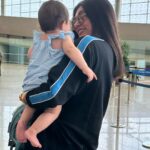 Sushmita Sen Instagram - And so my journey begins on this super adorable note called Amara!!! 😍😀❤️💋lovely meeting you little one!!! Lovely pictures Shona #Alisah 🥰 #sharing #happymoments #airportdiary #timetofly ✈️😍😁💃🏻 I love you guys!!! #duggadugga ❤️