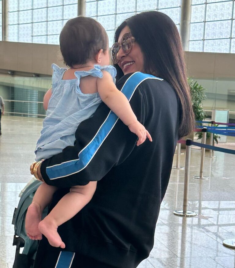 Sushmita Sen Instagram - And so my journey begins on this super adorable note called Amara!!! 😍😀❤️💋lovely meeting you little one!!! Lovely pictures Shona #Alisah 🥰 #sharing #happymoments #airportdiary #timetofly ✈️😍😁💃🏻 I love you guys!!! #duggadugga ❤️