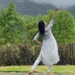 Sushmita Sen Instagram - 😁💃🏻🎶🤗 And of course, Rhythm of Shiva!!!!🙏 #happiness 💃🏻“ You’ll catch a cold princess” says @pritam_shikhare 😄 but dancing in the rain I find hard to resist ever since my childhood!!😍💃🏻 #sharing #apieceofme flowing with the rhythm of life!!! I love you guys!!! 😁💋 #duggadugga