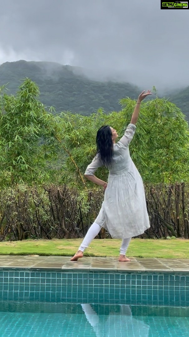 Sushmita Sen Instagram - πππ»πΆπ€ And of course, Rhythm of Shiva!!!!π #happiness ππ»β Youβll catch a cold princessβ says @pritam_shikhare π but dancing in the rain I find hard to resist ever since my childhood!!πππ» #sharing #apieceofme flowing with the rhythm of life!!! I love you guys!!! ππ #duggadugga