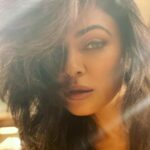 Sushmita Sen Instagram - Sometimes confusion is a way to clarity…A lens from haze to focus!!! 😉👍❤️ Learn from both without discrimination!!! #yourstruly #lifelessons #itsallhappening #inyourfavour 👏😊🌈 #believe #endure #embrace #become 👊 I love you guys!!!!! #mmuuaah 😍😁💃🏻