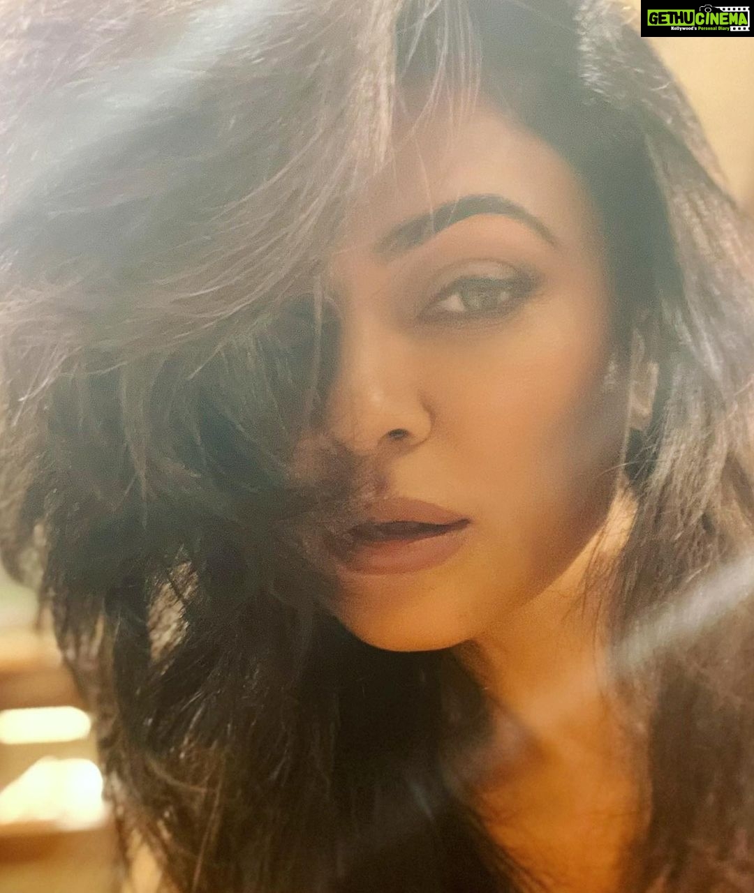 Sushmita Sen Instagram - Sometimes confusion is a way to clarityβ¦A lens from haze to focus!!! ππβ€οΈ Learn from both without discrimination!!! #yourstruly #lifelessons #itsallhappening #inyourfavour πππ #believe #endure #embrace #become π I love you guys!!!!! #mmuuaah ππππ»