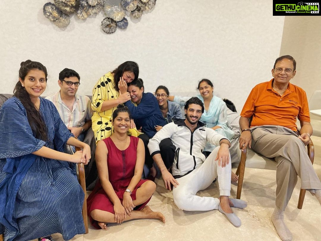 Sushmita Sen Instagram - Mixed bag of hysteria #familia πβ€οΈππ€ To the health & happiness of all our loved onesβ¦always!!! A beautifully spent #janmashtami ππ I love you guys!!! #duggadugga ππ»πβ€οΈ @subhra51 @sensubir @pritam_shikhare @asopacharu @rohmanshawl @reneesen47 #Sreejaya #Chaitanya and #buakijaan ππππ» Pic courtesy : Alisah Sen ππ