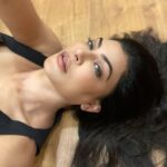 Sushmita Sen Instagram - #stateofmind “A different perspective is often the first step to changing ones life” 👍😊❤️ I have missed you guys…a lot has been going on in my life…and I am sure in yours too!! Soon we shall share share…❤️😊 Gentle reminder…I love you guys!!!😁💋#duggadugga #introspection #workmode #perspective #change #acceptance #gratitude 😍🌈 Awesomeness @savleenmanchanda 👏😁❤️