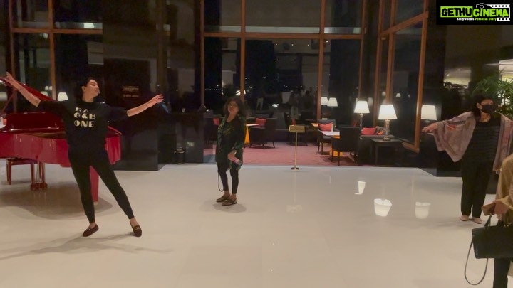 Sushmita Sen Instagram - 😅❤️💋 Teaching Mom @subhra51 how to dance her way to the 70th birthday ( she braved it with bad knees) 👊🤗❤️ #gogirl #thatlaughter 😄 #yourstruly remains incorrigible!! 😄💋💃🏻🎶 I love you guys!!!! The Oberoi, Mumbai