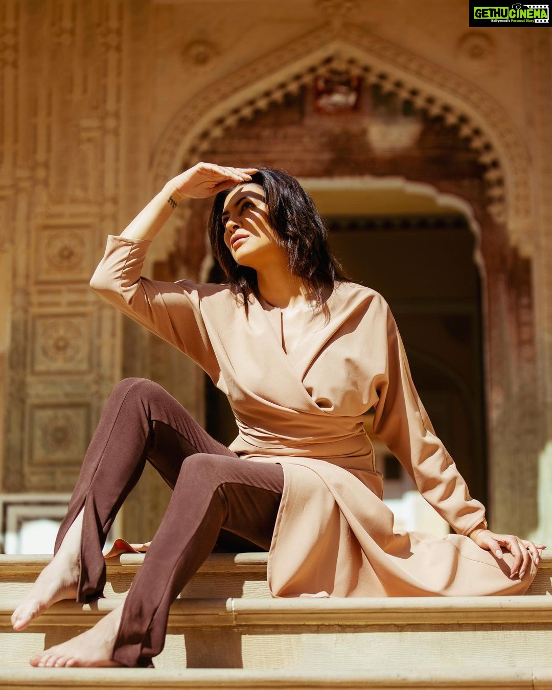 Sushmita Sen Instagram - Her claws reflect ππThe silent #roar β€οΈ There is an βAaryaβ in every woman!! I love you guys!!! #duggadugga π Shot @schezwanfranky π€ #thefrankseries #warrior #rajasthan #aarya2 #soon ππ»ππ»ππ»π