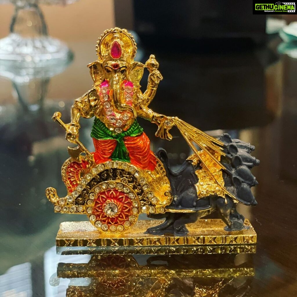 Sushmita Sen Instagram - #sign 🙏😀❤️So this evening, I was playing badminton with my kids, down in our parking lot….A really kind & gentle soul walking by, paused & said hello😊❤️ She introduced herself as Shilpa & pulled out a gift from her handbag…saying I’ve been waiting to give you this!! A beautifully glowing Ganapati 😍❤️😊 A blessed time starts from tomorrow, she said with an all heart smile!!😇❤️ I soooooo wanted to give this generous soul the tightest hug…in better times I promised!!🤗❤️ I am truly in awe of the goodness, people carry in them. Full of gratitude for how loved you all make me feel!! An act of such kindness, goes a long way in healing lives…and if you believe in signs, as I do…you feel deeply connected & blessed!!🙏😇💃🏻 #sharing #blessings #bettertimes 🌈 I love you guys!! #duggadugga 💃🏻💃🏻