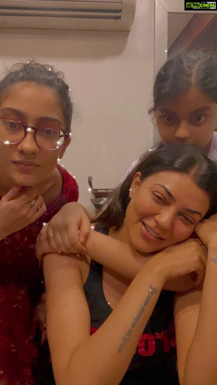 Sushmita Sen Instagram - βYouβve got a way with meβ π΅ππ€β€οΈπππ» warmest feeling connecting with you guys always!!! An enchanting universe of love from Alisah, @reneesen47 & #yourstruly πβ€οΈπ I love you guys beyond!!! #nightnight #duggadugga πππ»π