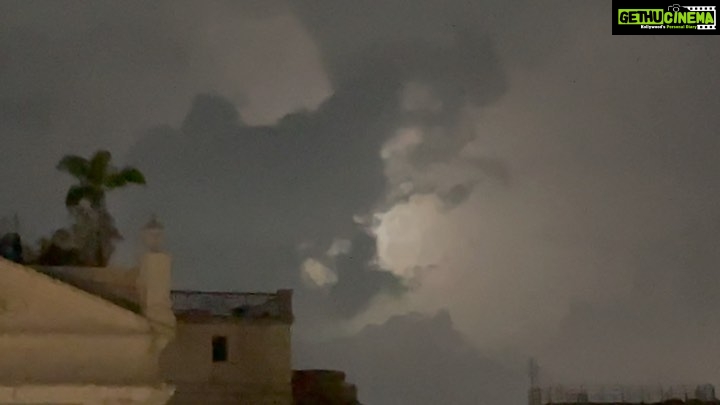 Sushmita Sen Instagram - #reveal ๐๐๐ป The clouds..An eclipseโฆnothing can hide the brilliance for too long ๐๐โค๏ธA knowing thats kept me going since my childhood..super special this relationship with the #moon ๐โค๏ธI prayed for all of us!!! Happy Budh Purnima!!!๐ค๐๐ป๐ I love you guys!!! #duggadugga ๐ค