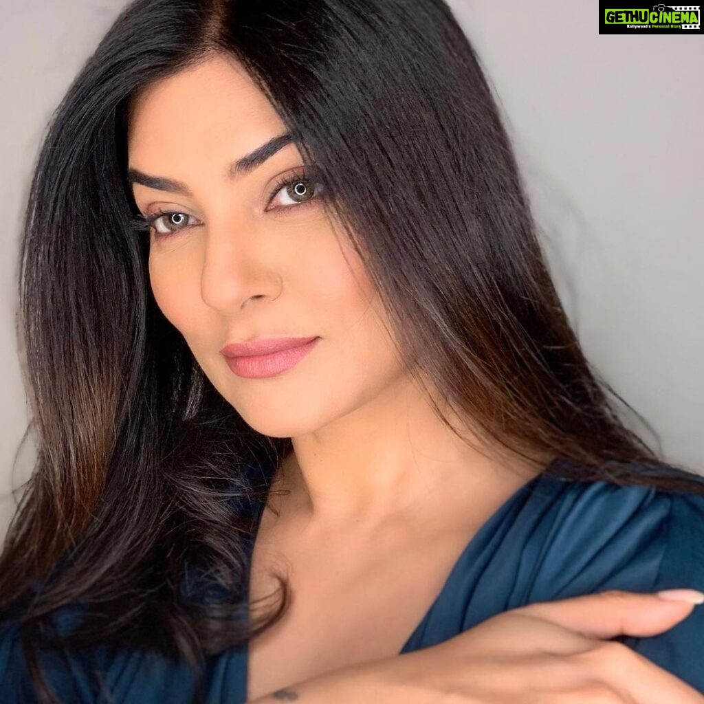 Sushmita Sen Instagram - #theknowingsmile 😉💋 You guys often ask me, if I have off days…of course I do!😊 Do I stay positive all the time? Nope, I don’t!!!😁 And even at 45, I still make big blunders in choices, feel deeply hurt, recognise the calculated coldness in being used and the disappointment of being lied to for it…No, none of it escapes me!🤗 What I’ve learned though, is that no matter how difficult it is, I must look at it as a karmic debt, hopefully repaid in full! As for the ones causing it, their karma has only just begun!!! 👍😊 #sharing #stateofmind #lifelessons #positivity #practice #acceptance #karma #faith #time 😇❤️🌈 I LOVE YOU GUYS BEYOND!!😍 #duggadugga #yourstruly