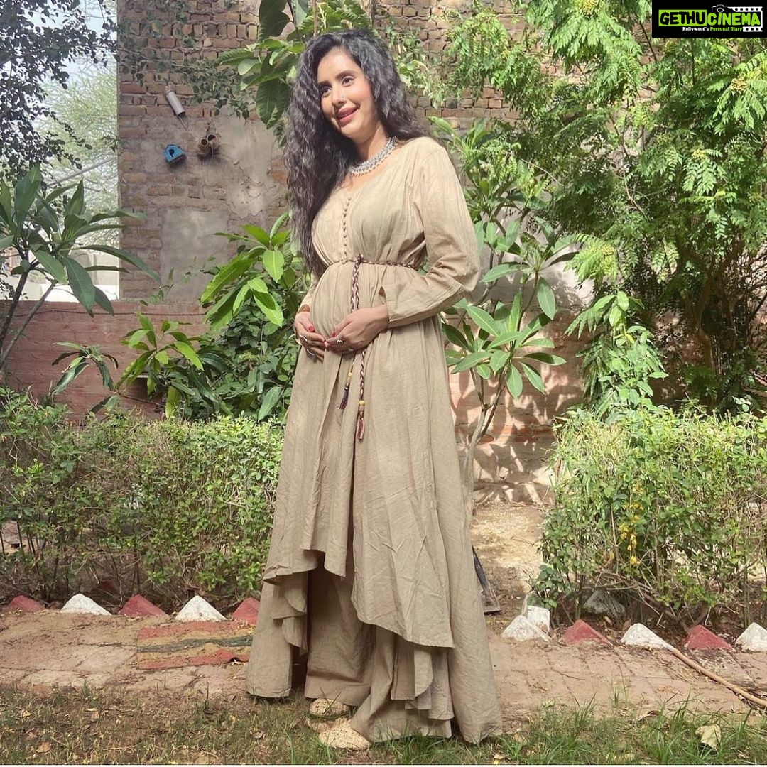 Sushmita Sen Instagram - I’ve been waiting patiently to share this wonderful news with you all!! 😁🤗👏❤️ I AM GOING TO BE A BUA!!😀⭐️💃🏻💃🏻🌈 Congratulations to my beautiful sister in law @asopacharu & brother Rajeev on their blessed journey of parenthood!! 😍💋❤️ They are expecting their first child in November, the date may be on my birthday!! 😁Yipppeeeeee!!! Speak of Happpyyyyy serendipity!!😃💃🏻👏🌈 I can’t wait to hold the little one!!!🤗❤️Charu has been waiting a long time for this & given her love for children, I just know, she’ll be an amazing mother!!🤗😍💋 To the Sen & Asopa family…Bahut Bahut Mubarak!! 😇🙏💃🏻😁 I love you guys!!! #duggadugga❤️🙏🌈 #yourstruly #happyhappy #buatobe 😁🎵