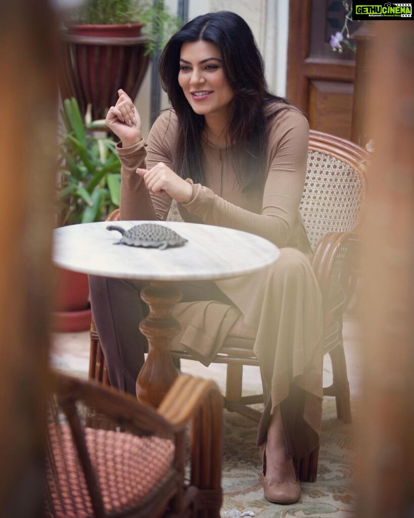 Sushmita Sen Instagram - Sometimes it’s important to sit across the table...with yourself!!!😊❤️ you’ll be amazed with what all you’ll discover!! 😁 P.S. It’s okay if people watch you & wonder!!😀🌈 In time, they too shall follow!!I love you guys!!! #meaningfulconversations #perspective #selfanalysis #selfrealisation #mutualrespect #growth #life ❤️