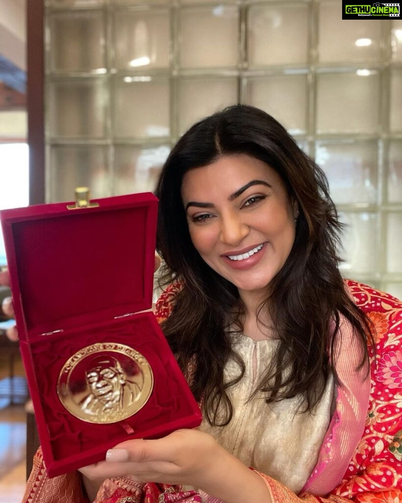 Sushmita Sen Instagram - राष्ट्रीय सम्मान 🙏🇮🇳❤️ Thank you @championsofchangeawards for this National Award for Social welfare & Women empowerment 😊 I receive it on behalf of our Nation’s strongest backbone, WOMEN!!!👏🤗❤️ Thank you for honouring us!!! Let’s continue to take small steps & big changes will follow!!!🙏 Love, Gratitude & Respect!! #duggadugga #jaihind ❤️🤗