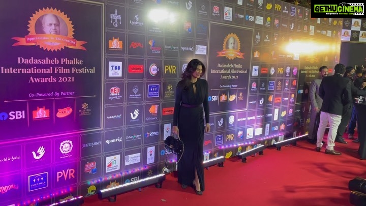 Sushmita Sen Instagram - #aboutlastnight 😍 #redcarpet #dadasahebphalkeawards 😁❤️💃🏻 So wonderful to see my friends from the media, after such a long time!!! The warmth as always, was palpable!!🤗🥰 Thank you for joining me sweetheart @priyankakhimani 😇👊 #sharing #thevibe #energy #happiness #love #clickclick “Aarya Sareen in the house” 😉🥂😀🌈 I love you guys!!! Gown: Givenchy Handbag: Chanel Stilettos: Valentino Styled: with love 😉😄❤️