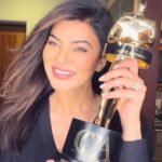 Sushmita Sen Instagram - 🥂💃🏻😁 “it’s raining Awards” 😀 Thank you @filmcriticsguild for this memorable Honour!! Oh the privilege of being called a ‘critically acclaimed Actor’ 👏#whistlewhistle 😉😀❤️ This performance made possible because of the dedication & hard work of EVERYONE at #TeamAarya 😇💋 Gratitude for believing in me Captain @madhvaniram @vinraw @sandeipm @disneyplushotstarvip 🤗🥂 Cheers to the BEST #fans & #wellwishers in the world!!! #mine 👊😀💋 I love you guys!! #duggadugga #CriticsChoiceAward2020 #BestActress #Aarya 😍🌈💃🏻