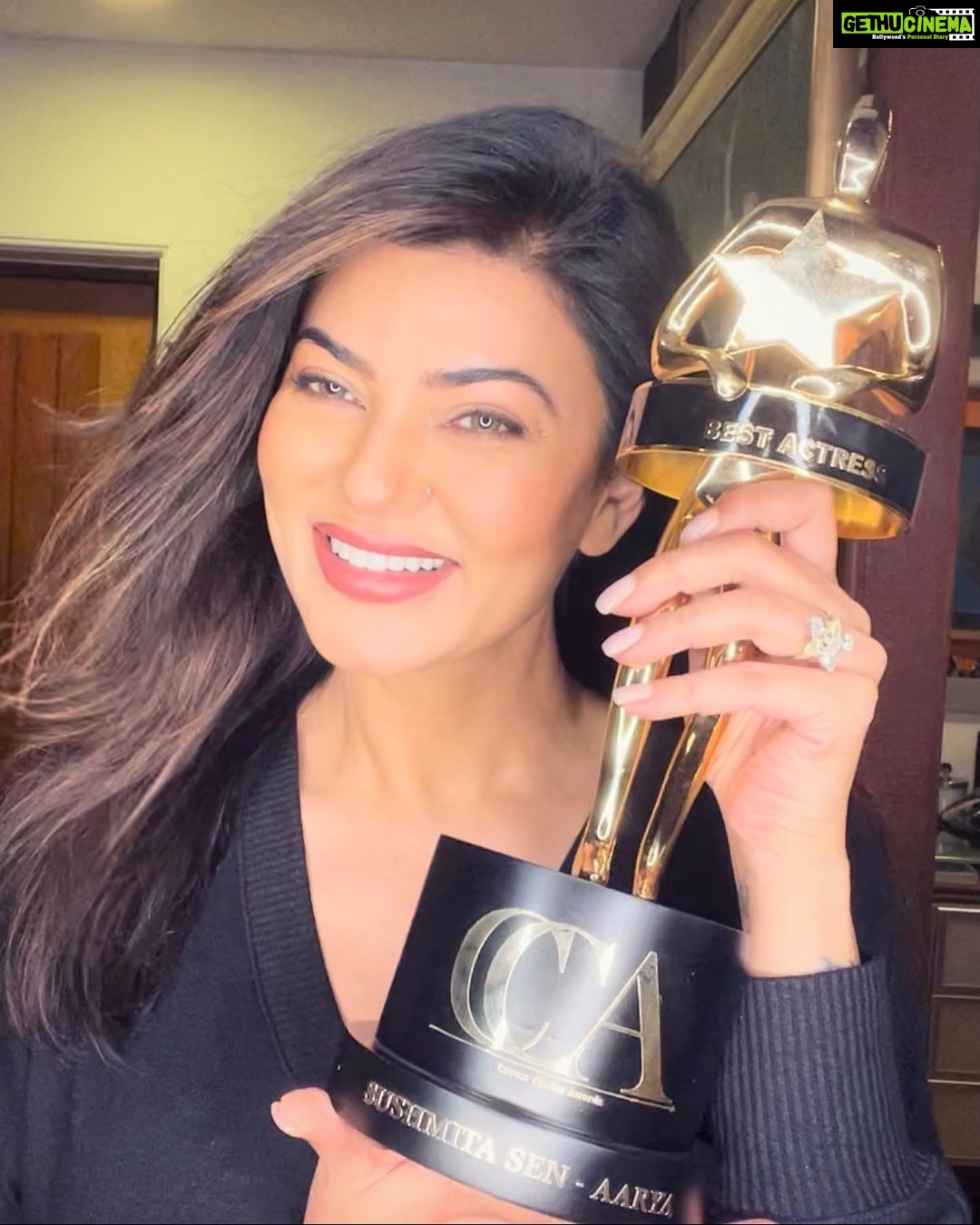 Sushmita Sen Instagram - π₯ππ»π βitβs raining Awardsβ π Thank you @filmcriticsguild for this memorable Honour!! Oh the privilege of being called a βcritically acclaimed Actorβ π#whistlewhistle ππβ€οΈ This performance made possible because of the dedication & hard work of EVERYONE at #TeamAarya ππ Gratitude for believing in me Captain @madhvaniram @vinraw @sandeipm @disneyplushotstarvip π€π₯ Cheers to the BEST #fans & #wellwishers in the world!!! #mine πππ I love you guys!! #duggadugga #CriticsChoiceAward2020 #BestActress #Aarya ππππ»