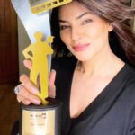 Sushmita Sen Instagram - Thank you @the_dailyeye @freepressjournal for this wonderful Honour!!🤗❤️🙏I will forever cherish this Award, and the privilege of working with the BEST @madhvaniram @sandeipm @vinraw @disneyplushotstarvip & #TeamAarya 👏😍🥰 This Award belongs to my fans, who encouraged me to break inertia & truly celebrated my ‘Return’ 🤗❤️💃🏻 I thank God for their unconditional love & undying support!!! I love you guys!!! #duggadugga ❤️ #RajKapoorAward2020 #BestActress #Aarya #yourstruly 😁💃🏻🥂