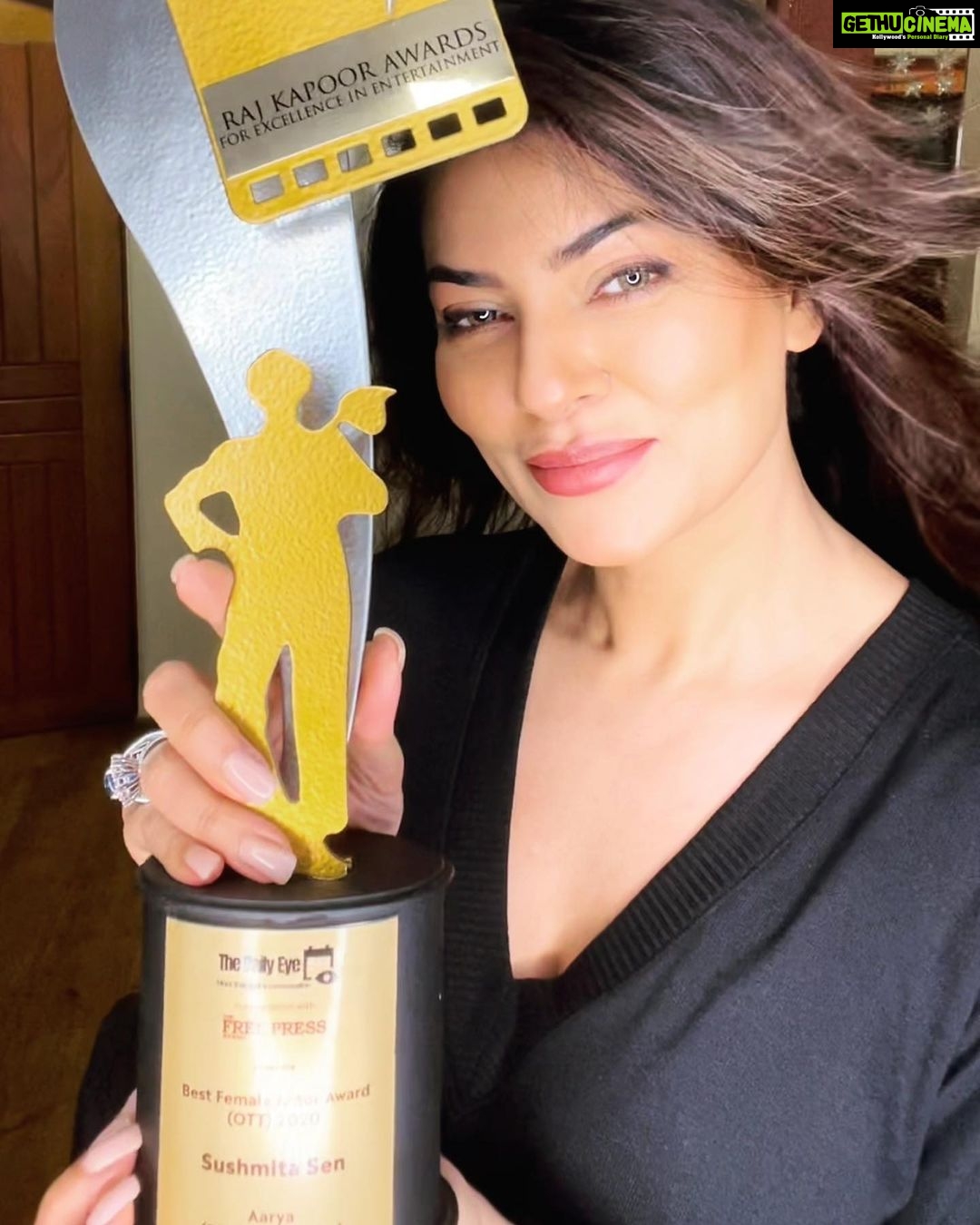 Sushmita Sen Instagram - Thank you @the_dailyeye @freepressjournal for this wonderful Honour!!π€β€οΈπI will forever cherish this Award, and the privilege of working with the BEST @madhvaniram @sandeipm @vinraw @disneyplushotstarvip & #TeamAarya πππ₯° This Award belongs to my fans, who encouraged me to break inertia & truly celebrated my βReturnβ π€β€οΈππ» I thank God for their unconditional love & undying support!!! I love you guys!!! #duggadugga β€οΈ #RajKapoorAward2020 #BestActress #Aarya #yourstruly πππ»π₯