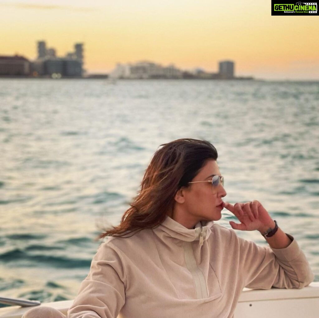 Sushmita Sen Instagram - My #thinkingpout 😉😄💋 Whenever I am at Sea, I have a beautiful perspective of both land & ocean...it’s a place where I am neutral!!🤗 I have learned that the best decisions are made from where you’re neutral...and not from where you’re torn!! 👍😇❤️ #sharing #introspection #depth #lifelessons #perspective #strength 👊😊💃🏻 I love you guys! #duggadugga
