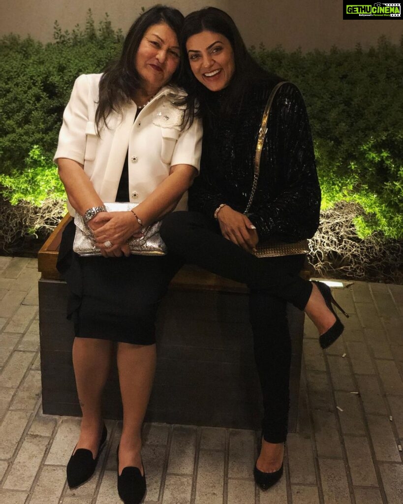 Sushmita Sen Instagram - Happy Mother’s Day!!! 🤗❤️💃🏻 God’s greatest gift to life…God’s own ability to nurture!!! Deepest love & Respect to all Mothers always!!!😇😍 Thank you for being my ROCK Mom, Maa, Amma @subhra51 @pritam_shikhare #shobhaprasad ❤️❤️❤️ #blessed #duggadugga 😇 I love you guys!!!!💋